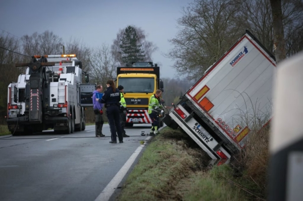 В Германии белорус на фуре съехал с дороги и врезался в дерево В Германии белорус на фуре съехал с дороги и врезался в дерево