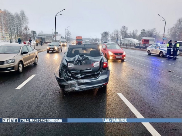 Мусоровоз протаранил «легковушку» и опрокинулся на бок в Минске. Есть видео, как это произошло Мусоровоз протаранил «легковушку» и опрокинулся на бок в Минске. Есть видео, как это произошло
