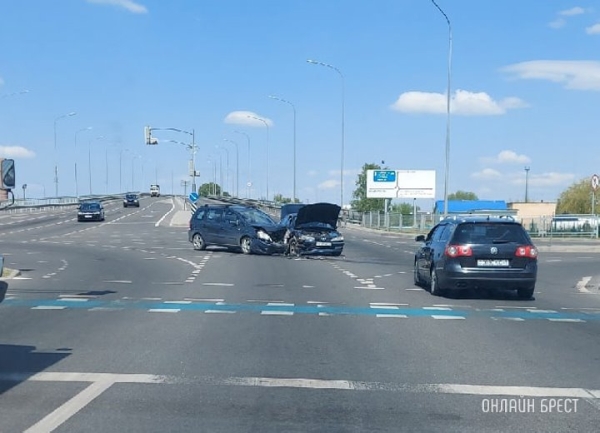 В Бресте сильно столкнулись Peugeot и Opel В Бресте сильно столкнулись Peugeot и Opel