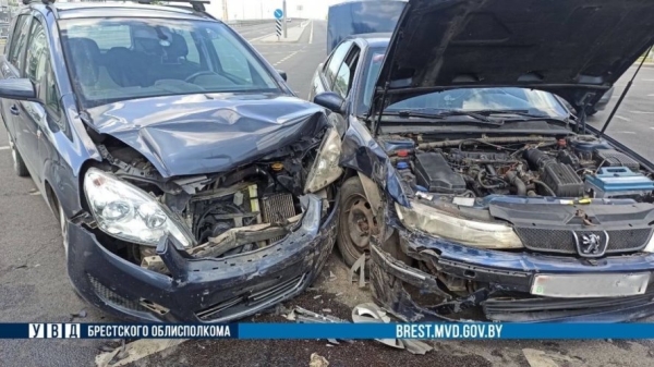 В Бресте сильно столкнулись Peugeot и Opel В Бресте сильно столкнулись Peugeot и Opel