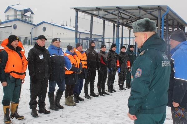 В Бресте отработали действия по спасению людей, терпящих бедствие на льду