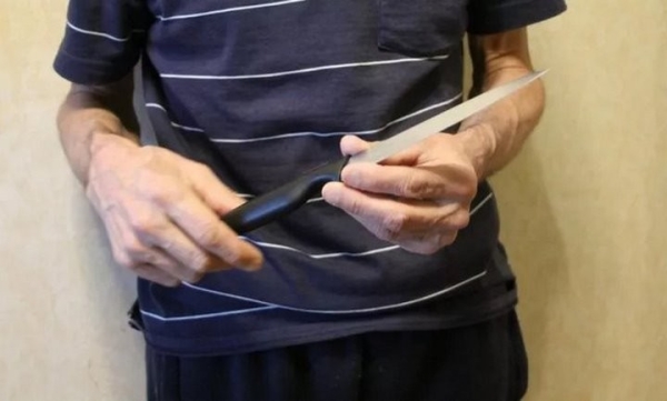 В Лунинецком районе дружеские посиделки двух пенсионеров закончились ножевыми