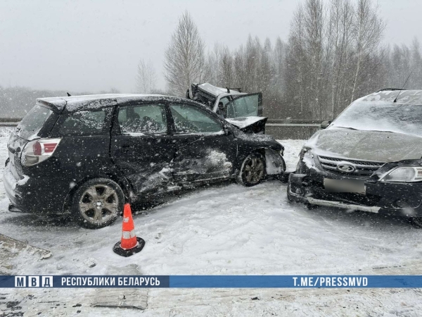 В Могилевской области столкнулись 3 легковушки и автобус: 2 человека погибли В Могилевской области столкнулись 3 легковушки и автобус: 2 человека погибли
