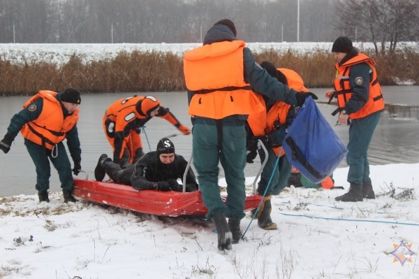В Бресте отработали действия по спасению людей, терпящих бедствие на льду