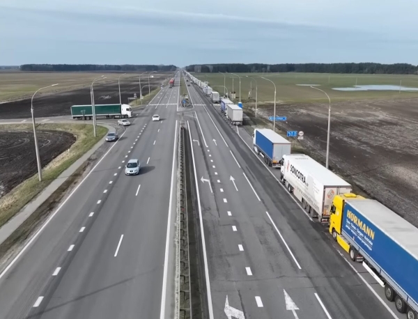 Очередь из фур уже практически достигла деревни Федьковичи в Жабинковском районе, которая расположена на трассе М1 Очередь из фур уже практически достигла деревни Федьковичи в Жабинковском районе, которая расположена на трассе М1